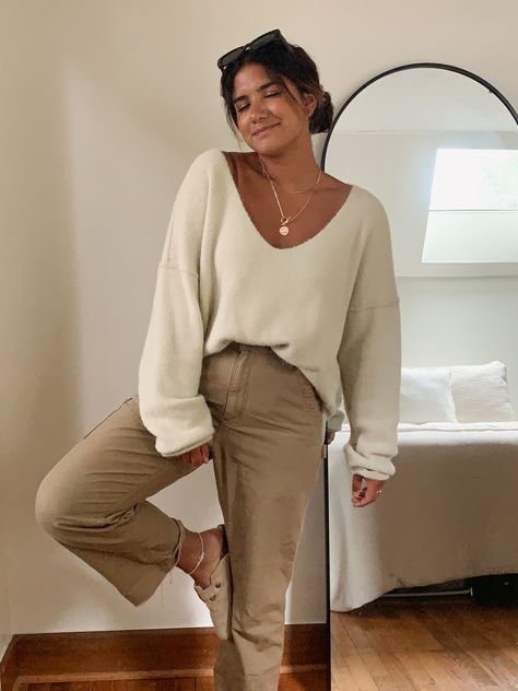 Casual Outfits Neutral Colors, Neutral Outfits For Women, Elevated Classy Outfit, Neutral Outfit Women, Neutral Colored Outfits For Women, Green Neutral Outfit, Neutral Casual Work Outfit, Neutral Outfit Ideas Casual Summer, Neutral Outfit Ideas Women