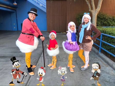 DuckTales Family themed Disney Halloween costume. Uncle Scrooge, Webby, Huey and Della Duck Duck Tales Costume, Disney Family Costumes For 5, Ducktales Costume, Ducktales Halloween, Family Costumes Disney, Halloween Family Costumes, Disney Family Costumes, Farm Halloween, Della Duck