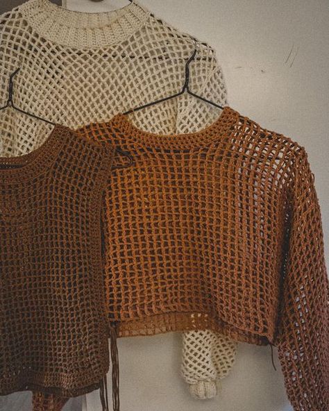 Crochet Mesh Pullover Pattern Free, Knit Mesh Top Pattern, Crochet Mesh Pullover, Crochet Mesh Shirt Pattern, Crochet Fashion Ideas, Crochet Mesh Sweater Pattern, Crochet Trends 2023, Crochet Mesh Sweater Free Pattern, Mesh Sweater Pattern