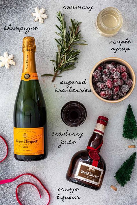 Christmas Mimosa Recipe, Mimosa Christmas, Breakfast Cocktails, Mimosa Recipe, Sugared Cranberries, Christmas Mimosa, Christmas Cocktail, Boozy Drinks, Brunch Cocktails