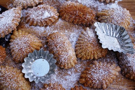 Croation Recipes, Croatian Food Desserts, Paw Cookies, Albanian Recipes, Bosnian Recipes, Lemon Mousse, Kolaci I Torte, Serbian Recipes, Walnut Cookies