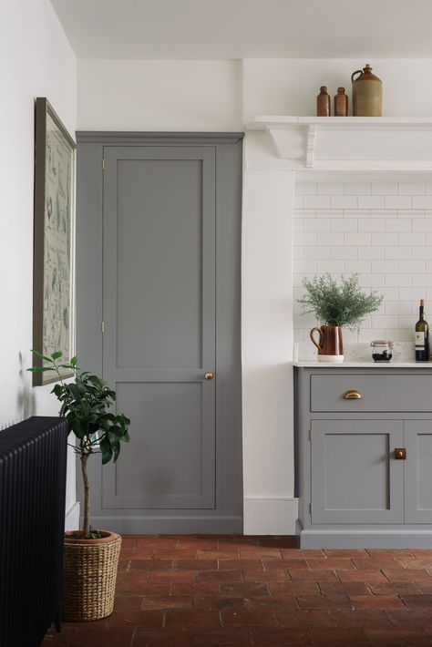 These customers painted their kitchen door the same colour as their cupboards, it looks beautiful and brings the whole space together Devol Shaker Kitchen, Workspaces Design, Trendy Kitchen Tile, Devol Kitchens, Terracotta Floor, English Kitchens, Integrated Fridge, Casa Container, Shaker Kitchen