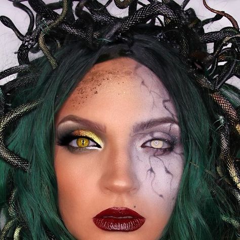 Scary Medusa Makeup, Medusa And Stone Costume, Medusa Makeup Ideas, Medusa Costume Makeup, Black And White Face Paint, Medusa Wig, Snakes Black, Halloween Makeup Ideas For Women, Medusa Halloween Costume