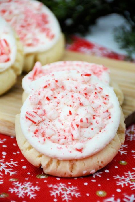 Easy Copycat Candy Cane Crumbl Cookies – Homemade Christmas Crumbl Cookie Idea – Desserts – Quick – Party Food Recipe Quick Party Food, Crumble Cookie Recipe, Best Christmas Cookie Recipe, Crumbl Cookies, Christmas Baking Recipes, Best Christmas Cookies, Gourmet Cookies, Recipes Christmas, Winter Desserts