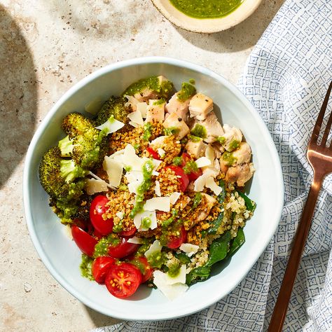 Copycat Sweetgreen Chicken Pesto Parm Bowl Pecan Pesto, Pesto Vinaigrette, Grain Bowl Recipe, Chicken Pesto, Chicken Quinoa, Grain Bowl, Bowl Recipe, Pesto Chicken, Bowls Recipe