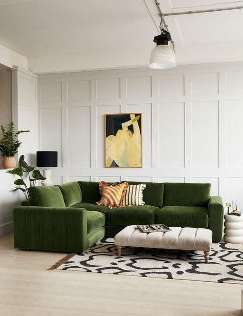 A well-thought-out color scheme can add eye-catching contrasts and depth to a space. Check out these 50 modern two colour combination for living rooms. Green Velvet Corner Sofa Living Room, Olive Green Sofa Living Room Ideas Boho, Green Couches, Green Corner Sofas, Green Sofa Living, Sala Vintage, Green Sofa Living Room, Family Sofa, Vibrant Living Room