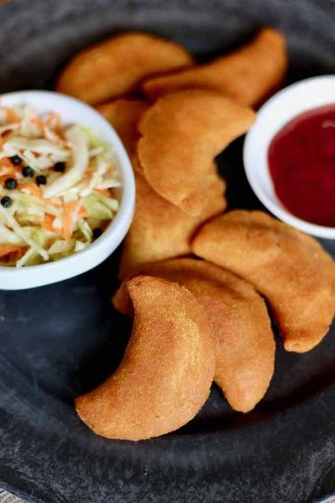 17 Nicaraguan And Salvadoran Recipes That Deserve A Spot On Your Table Salvadoran Food, Nicaraguan Food, Salvadorian Food, Chicken Empanadas, Famous Drinks, Weekday Meals, Seafood Soup, Pork Rinds, Dessert Bread