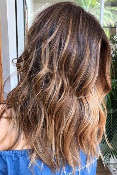 Beachy Highlights That Make Every Hair Color Look Perfectly Sunkissed: Cinnamon Blonde Cinnamon Blonde, Beachy Highlights, Beach Highlights, Cabelo Ombre Hair, 90s Bob, California Hair, Cinnamon Hair, Guy Tang, Balayage Blonde