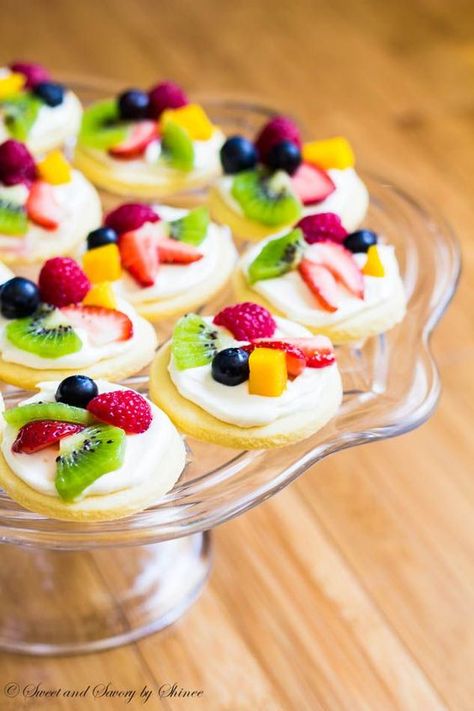 Summer classic dessert in bite-size! These mini fruit pizzas are built on simple soft sugar cookies and topped with white chocolate cream cheese filling and colorful fresh fruits. ~Sweet and Savory by Shinee Chocolate Cream Cheese Filling, Fruit Pizzas, Mini Fruit Pizzas, White Chocolate Cream, Fruit Pizza Recipe, Thanksgiving Appetizer Recipes, Dessert Fruit, Mini Pizzas, Soft Sugar