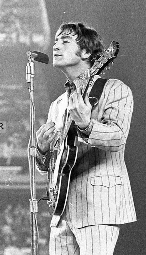 The Beatles. John Lennon. Performance at Shea Stadium. This concert was attended by 44,000 fans (compared to 55,000 the previous year). However, with 11,000 of the 55,600 tickets still available, the Beatles made more money from their appearance than in 1965, receiving $189,000, 65% of the gross. gross of $292,000. Flushing, Queens , Nueva York U.S.A AUGUST 23, 1966 Colorized Historical Photos, Flushing Queens, John Lemon, Beatles Rare, Beatles John Lennon, Shea Stadium, John 8, Hot British Men, Beatles Photos