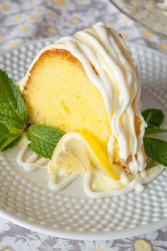 Moist Lemon Bundt Cake, Lemon Bundt Cake Recipe, Chocolate Lemon, Making Fondant, Lemon Bundt Cake, Torte Cupcake, Dessert Aux Fruits, Lemon Glaze, Lemon Pound Cake