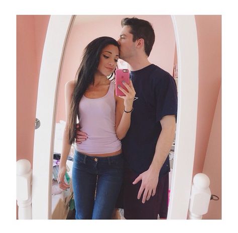 Gabi and Brandon are goals ♡ Gabi Demartino Outfits, Niki Demartino, Gabi And Niki, Gabriella Demartino, Gabi Demartino, Vintage Princess, Twin Sisters, Social Media Icons, Fashion Killa