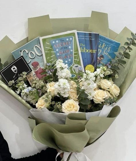 Book Lovers Gifts Diy, Book Bouquet, Birthday Basket, Boquette Flowers, 23rd Birthday, Book Flowers, Nothing But Flowers, Birthday Planning, Flower Arrangements Diy