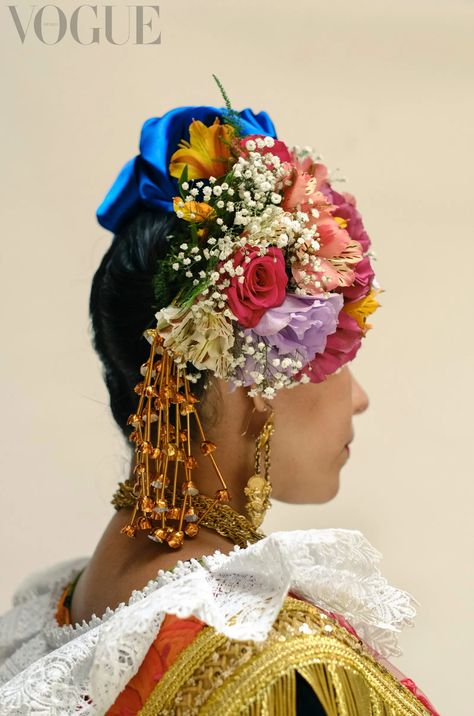 Guelaguetza en Oaxaca: Significado de los trajes típicos e indumentaria | Vogue Latina Culture, Ladies Dancing, Mexican Fashion, Joyous Celebration, Satin Ribbons, Indigenous Culture, Mexican Culture, Head Piece, Beautiful Stories