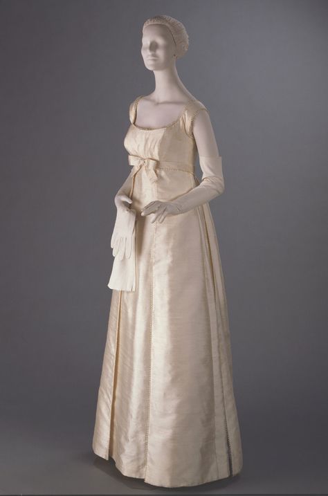 1965, America - Debutante's Dress by Saks Fifth Avenue, exclusively for the Adam Room - White silk shantung Regency Wedding Dress, Period Wedding, Victorian Things, Regency Wedding, Gaun Abad Pertengahan, Costume Inspirations, House Of Worth, Regency Gown, Regency Era Fashion