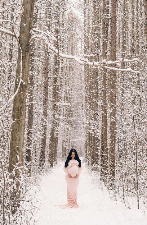 50+ Creative Winter Pregnancy Photoshoot Ideas & Best Tips For Maternity Photos Maternity Christmas Pictures, Snow Maternity Photos, Winter Pregnancy Photoshoot, Winter Maternity Pictures, Winter Maternity Shoot, Pregnancy Photoshoot Ideas, Maternity Photography Winter, Winter Pregnancy, Maternity Picture Outfits