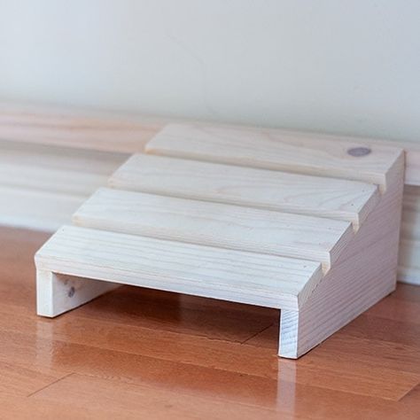 How to make a simple DIY footrest using scrap wood for under your desk.  This ergonomic wooden footrest is perfect for comfort. Footrest Under Desk, Under Desk Footrest, Diy Footrest, Desk Footrest, Commission Ideas, Diy Kids Table, Wooden Footstool, Woodworking Plans Beginner, Simple Woodworking Plans