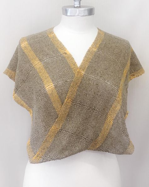 Handwoven Clothing Patterns, Pola Outer, Handwoven Clothes, Handwoven Clothing, Handwoven Scarves, Woven Clothes, Weaving Patterns Loom, Rigid Heddle Weaving Patterns, Woven Shawls