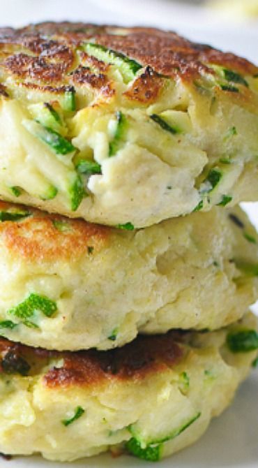 Cheezits Recipe, Zucchini Ricotta Fritters, Ricotta Fritters, Zucchini Ricotta, Vitamix Recipes, Easy Zucchini, Fritter Recipes, Low Carb Paleo, Squash Recipes