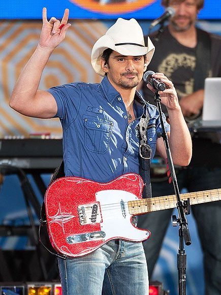 Brad Paisley Lyrics, Singer Pose, Brad Paisley Songs, Country Icons, Luke Bryan Quotes, Country Girl Problems, Country Song Quotes, Country Strong, Country Musicians