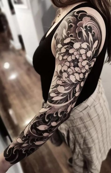 White Flower Tattoo, Tattoo Japonais, Chrysanthemum Flower Tattoo, Black And White Flower Tattoo, Lilac Tattoo, Mangas Tattoo, Japanese Flower Tattoo, Chrysanthemum Tattoo, Lavender Tattoo