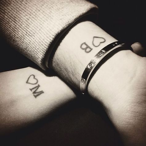 20+ Matching Couple Tattoos For Lovers That Will Grow Old Together Couple Tattoos Love, Small Couple Tattoos, Tattoos Infinity, Tato Henna, Relationship Tattoos, Couples Tattoo Designs, طابع بريدي, Tattoos Geometric, Парные Тату