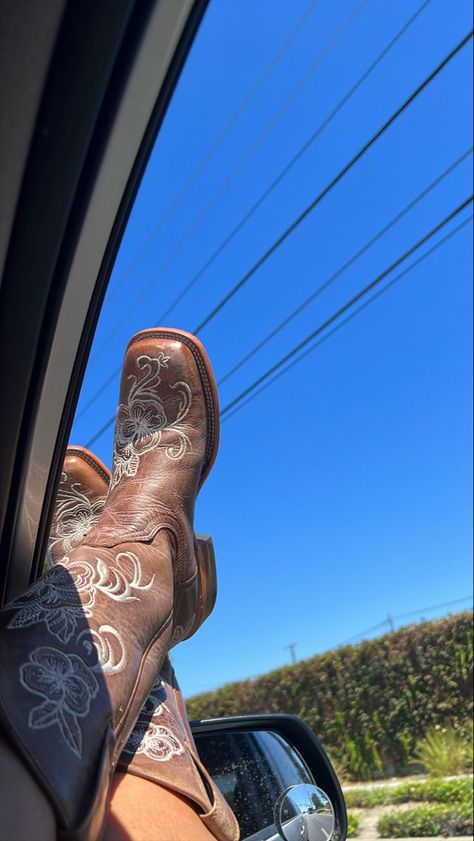 Cow Girl Boots Aesthetic, Cow Girl Aesthetic, Cowgirl Boots Aesthetic, Cowboy Boots Aesthetic, Country Girl Aesthetic, Cute Cowgirl Boots, Trajes Country, Foto Cowgirl, Cowgirl Boots Outfit