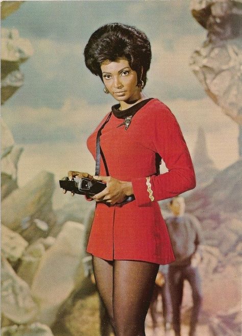 The mini skirt found its way into the future. Lieutenant Uhura's mini skirt was not unlike the ones worn by my classmates. Star Trek's Nichelle Nichols always wore it with class and elegance. Nichelle Nichols, Photo Star, Septième Art, Christopher Eccleston, Star Trek Original, Vintage Black Glamour, Deep South, Star Trek Enterprise, Star Trek Tos