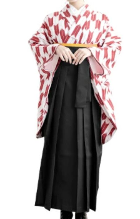 Japanese Attire Traditional, Traditional Japanese Clothing Woman, Kimono Pattern Design, Hakama Skirt, Kimono Hakama, Simple Kimono, Woman In Kimono, Japanese Traditional Clothing, Traditional Japanese Kimono