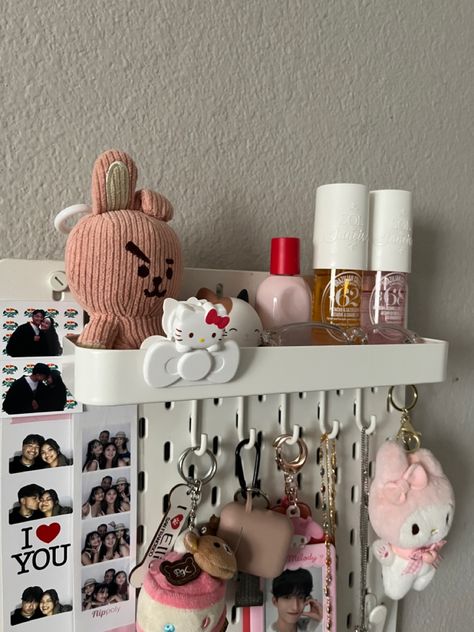 Daizchoii Aesthetic, Ikea Pinboard Ideas, Pegboard Inspo Kpop, Daizchoii Room, Ikea Board Wall, Ikea Pegboard Aesthetic, Ikea Pin Board, Pegboard Ideas Aesthetic, Skadis Ikea Ideas