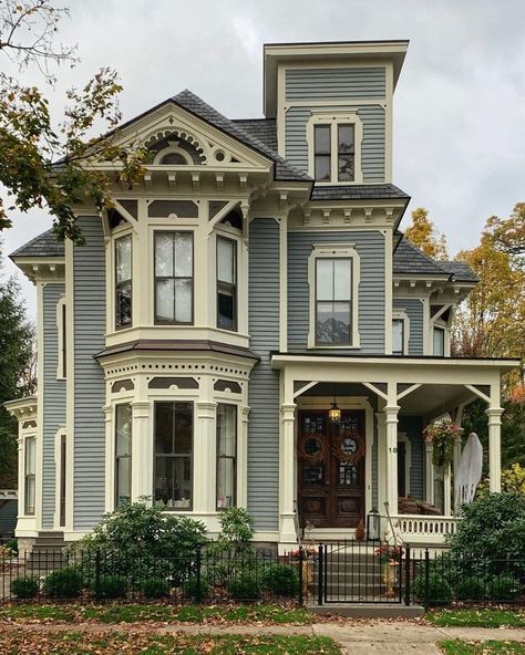 New Age Victorian Home, Suburban Victorian House, Vintage House Exterior Victorian, 1900 Victorian Homes, Vicotiran House, 1800 House Aesthetic, Modern Queen Anne House, Victorian Mansion Layout, Queen Anne House Exterior