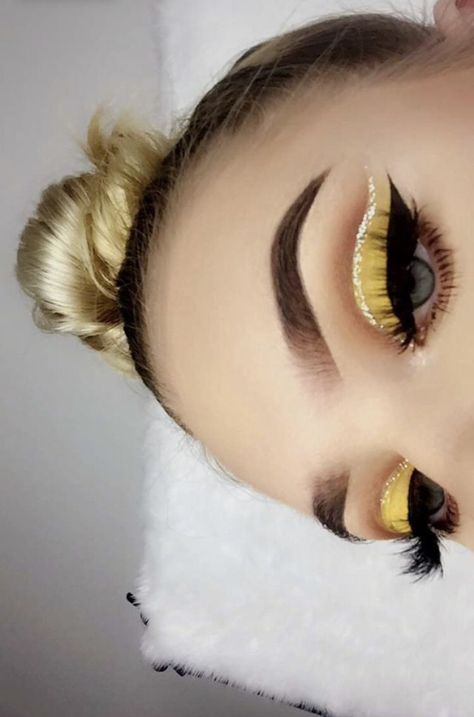 Fete Emo, Yellow Eye Makeup, Eyeliner Tips, Mekap Mata, Yellow Makeup, Beautiful Eye Makeup, Brown Makeup, Makeup Eye Looks, Makeup Hacks