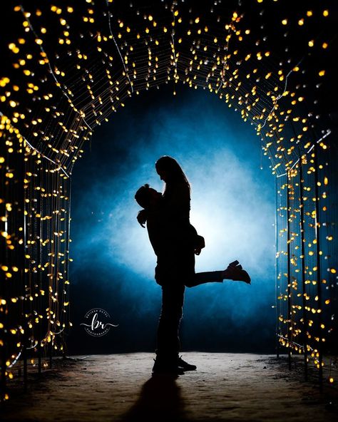 Night Photo Shoot Ideas, Night Prewedding Photography, Night Time Engagement Photos, Ring Poses, Bride Portrait Photography, Pre Wedding Photoshoot Theme, Marriage Stills, Pre Shoot, Pre Wedding Photoshoot Props