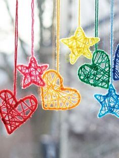 Hearts and Stars Dream Catchers | Yarn | Free Knitting Patterns | Crochet Patterns | Yarnspirations love these - baby mobile?! x Kunst For Barn, Hearts And Stars, Dream Catcher Craft, Pipe Cleaner Crafts, Diy Bricolage, Yarn Inspiration, Craft Club, Camping Crafts, Dream Catchers