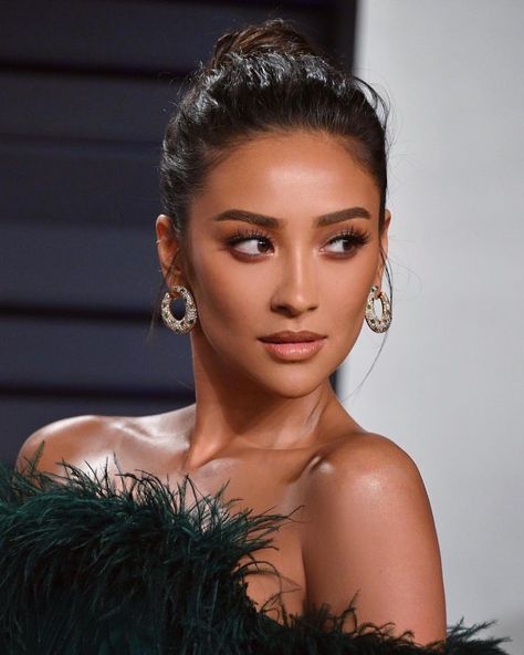 Shay Mitchell Makeup, Wedding Hairstyles And Makeup, Braut Make-up, Shay Mitchell, Bride Makeup, Maquillaje Natural, Wedding Hair And Makeup, Summer Makeup, Glam Makeup