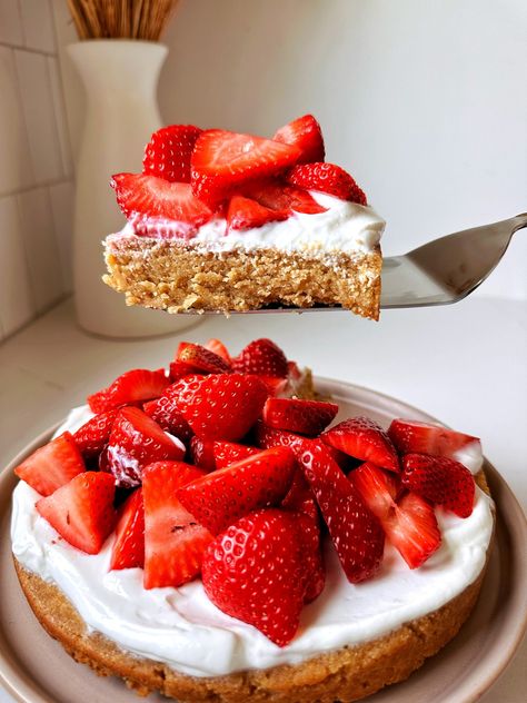 The BEST Healthy Strawberry Shortcake - rachLmansfield Easy Healthy Strawberry Shortcake, Almond Flour Strawberry Shortcake, Healthy Fruit Crumble, Healthy Strawberry Cake, Fruit Crumble Bars, Rachel Mansfield, Healthy Strawberry Shortcake, Kids Desserts, Easiest Desserts