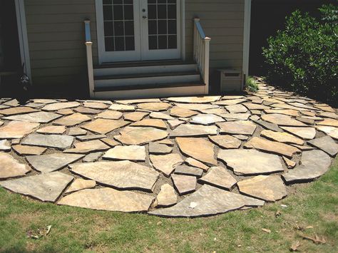 Circular shape flagstone patio in backyard Flagstone Patio Design, Stone Patio Ideas, Stone Patio Designs, Diy Patio Ideas, Stone Patios, Floating Table, Patio Pavers Design, Concrete Patios, Patio Steps