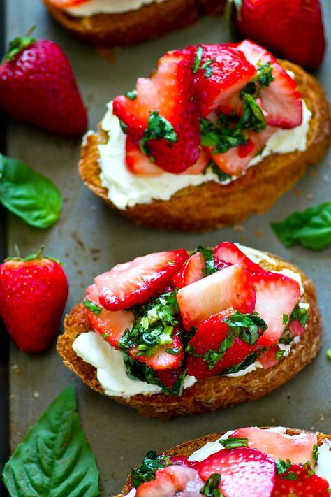 Mascarpone Bruschetta, Berry Appetizers, Strawberry Cream Cheese Dip, Basil Strawberry, Basil Salad, Cream Cheese Dip, Watermelon Strawberry, Strawberry Basil, Basil Recipes