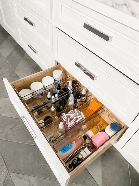 Dresser Top Organization Ideas, Bathroom Drawer Storage, Deep Drawer Organization, Bathroom Vanity Drawers, Bathroom Organization Hacks, Bathroom Drawer Organization, Drawer Bins, Bathroom Cabinet Organization, Drawer Organization