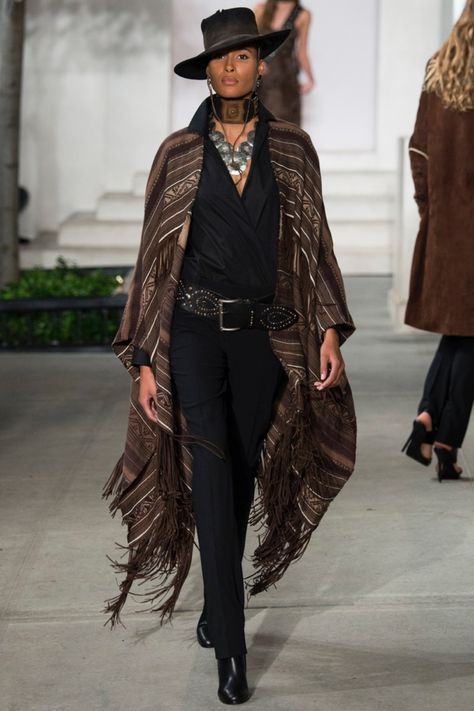 Ralph Lauren Goes West for Fall Show Ralph Lauren Womens Clothing, Ralph Lauren Fall, Mode Hippie, Stil Boho, Mode Boho, Ralph Lauren Style, Moda Boho, Ralph Lauren Women, Looks Street Style