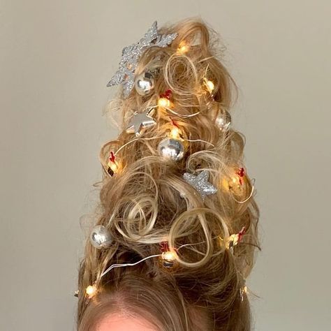 Vintage Christmas Hair, Christmas Lights In Hair, Elf Hairstyles Christmas, Winter Wonderland Hairstyles, Christmas Tree Hairstyles, 1960 Christmas, Hair Competition, College Christmas, Highlights Babylights