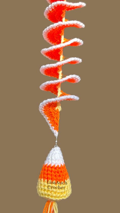 Candy Corn windspinner Decoration FREE Pattern - LisaAuch Crochet Crochet Halloween Wind Spinner, Windspinner Crochet, Crochet Candy Corn Pattern Free, Easy Halloween Crochet Patterns Free, Crochet Windspinners, Crochet Spinners, Free Crochet Pattern For Christmas, Candy Corn Crochet, Spiral Crochet Pattern