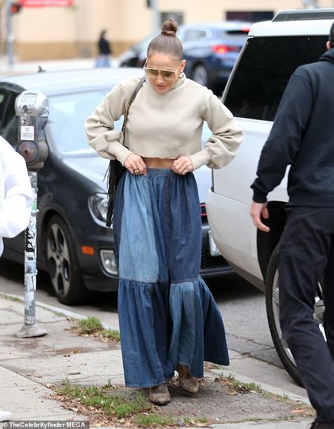 Stylish: The singer paired her chic outfit with a cropped cream turtleneck sweater Tiered Maxi Skirt Outfit, Skirt And Cowboy Boots, Tiered Skirt Outfit, Denim Washes, Dior Style, Scene Style, Cream Turtleneck Sweater, Geometric Patchwork, Cream Turtleneck