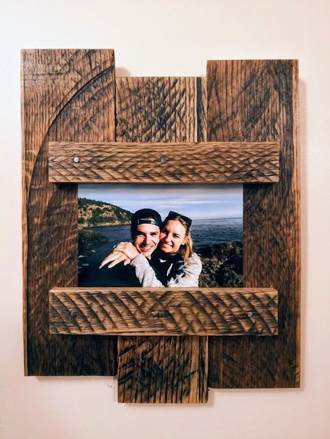 How To Build A DIY Pallet Wood Picture Frame Picture Frames Diy, Farmhouse Picture Frames, Small Pallet, Frames Diy, Diy Wood Pallet Projects, Diy Pallet Wall, Wood Projects For Beginners, Wood Pallet Wall, Crafting Tools