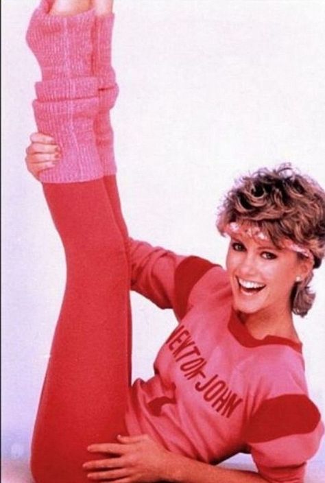 Olivia Newton John's 1981 music video for "Lets Get Physical" leg warmers and lycra became part of every day wear as sales for jazzercise soared and the 80s fitness craze began 80s Workout Clothes, John Farnham, 80s Workout, Musa Fitness, Asthma Symptoms, Olivia Newton John, Actrices Hollywood, Halloween Disfraces, Respiratory