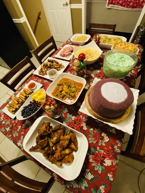 Pinoy Handaan Birthday, Filipino Food Party Table, Pinoy Party, Filipino Christmas Recipes, Filipino Party, Midnight Food, Philippines Food, Filipino Food, Food Table