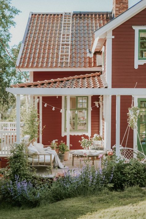 Swedish Cottage Exterior, Swedish Summer House, Swedish Houses, Dream House Aesthetic, Swedish Cottage, Sweden House, Red Houses, Wow Wow Wow, Cottage Exterior