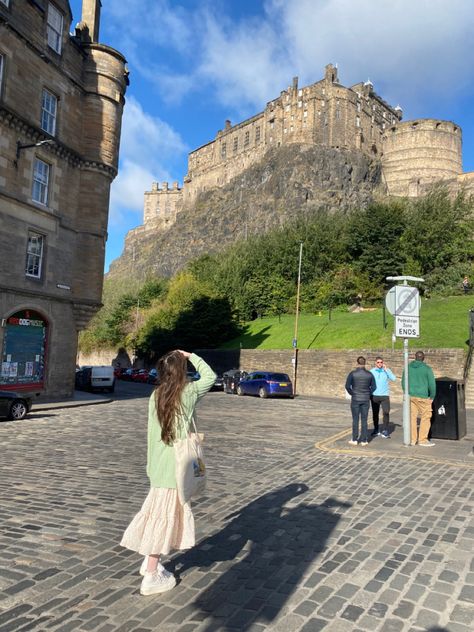 Scotland People Aesthetic, Edinburgh Scotland Photo Ideas, Scotland Vacation Outfits, Edinburgh Scotland Outfits Summer, Scotland Summer Aesthetic, Uk Aesthetic Outfits, Scotland Photo Ideas, Scotland Instagram Pictures, Summer In Scotland Outfits