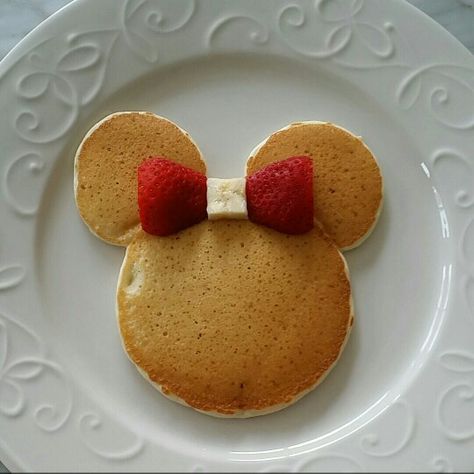 Minnie mouse pancakes with a strawberry and banana Decorações Com Comidas, Food Art For Kids, Easy Food Art, Läcker Mat, Fun Kids Food, Food Crafts, Breakfast For Kids, Toddler Meals, Kids Snacks