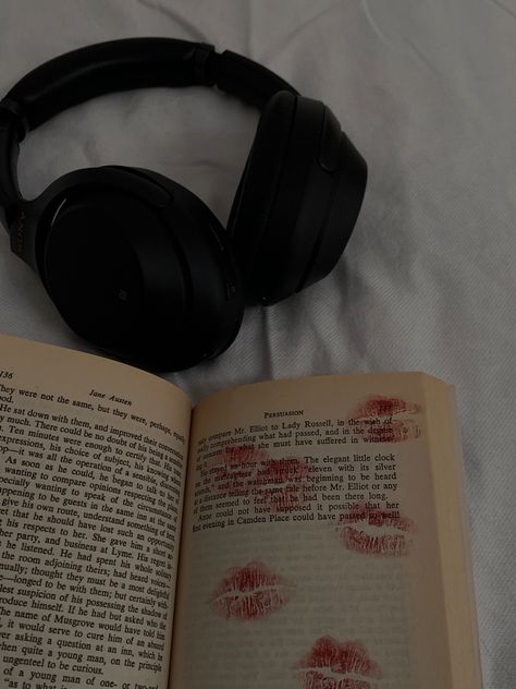 Aesthetic Book Reading, Playlist Covers, Book Reading, Spotify Playlist, Book Aesthetic, Reading, Red